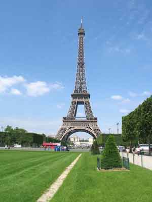 Во имя истории Франции, мы с глубоким возмущением протестуем против сооружения в самом сердце нашей столицы бесполезной и чудовищной Эйфелевой башни.